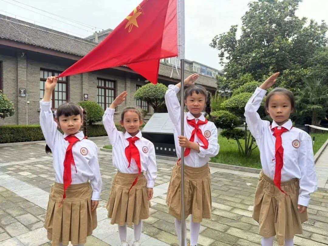 高举队旗跟党走 做新时代好少年｜建国路小学新队员入队仪式在西安事变纪念馆举行(图5)