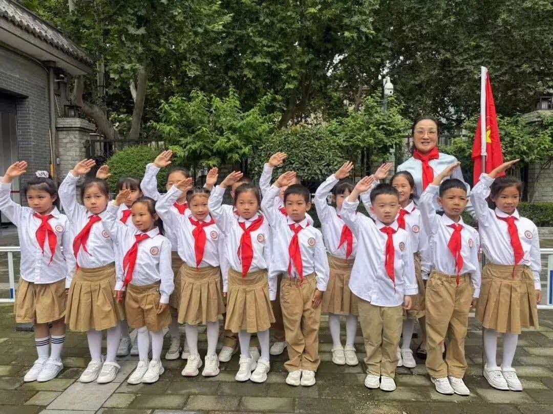 高举队旗跟党走 做新时代好少年｜建国路小学新队员入队仪式在西安事变纪念馆举行(图6)