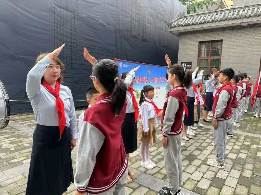 高举队旗跟党走 做新时代好少年｜建国路小学新队员入队仪式在西安事变纪念馆举行(图2)